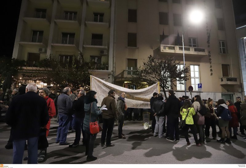 Πέταξαν αβγά κατά της προέδρου συμβολαιογράφων της Θεσσαλονίκης [εικόνες & βίντεο] | iefimerida.gr 4