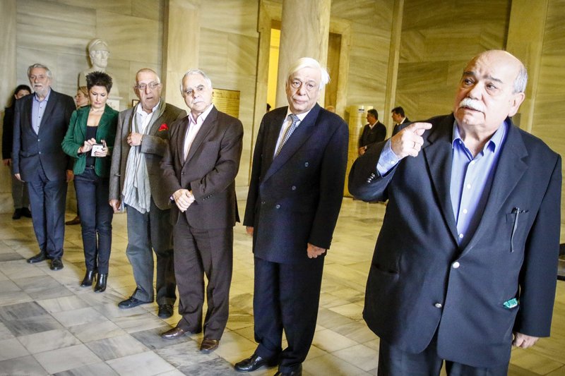 «Επιπλέει στα κοστούμια του ο Βούτσης» -Η νέα, αδυνατισμένη εμφάνιση του Προέδρου της Βουλής [εικόνες] | iefimerida.gr 4