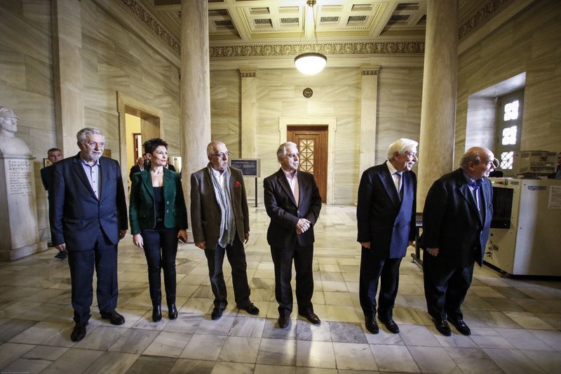 «Επιπλέει στα κοστούμια του ο Βούτσης» -Η νέα, αδυνατισμένη εμφάνιση του Προέδρου της Βουλής [εικόνες] | iefimerida.gr 5