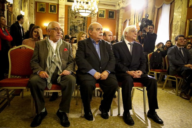 «Επιπλέει στα κοστούμια του ο Βούτσης» -Η νέα, αδυνατισμένη εμφάνιση του Προέδρου της Βουλής [εικόνες] | iefimerida.gr 6