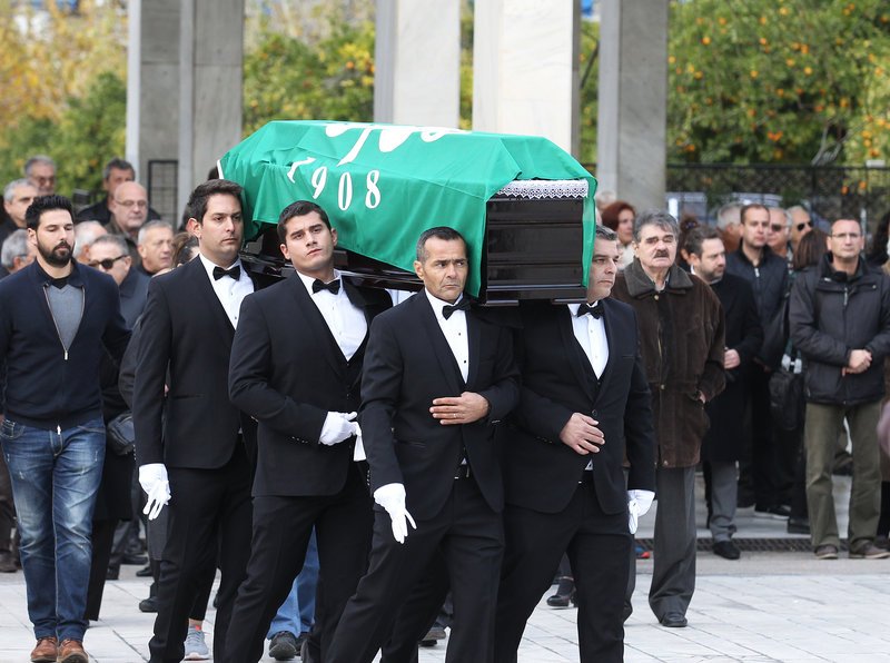 Η σημαία του Παναθηναϊκού πάνω στο φέρετρο του Τάσσου Στεφάνου [εικόνες] | iefimerida.gr 4