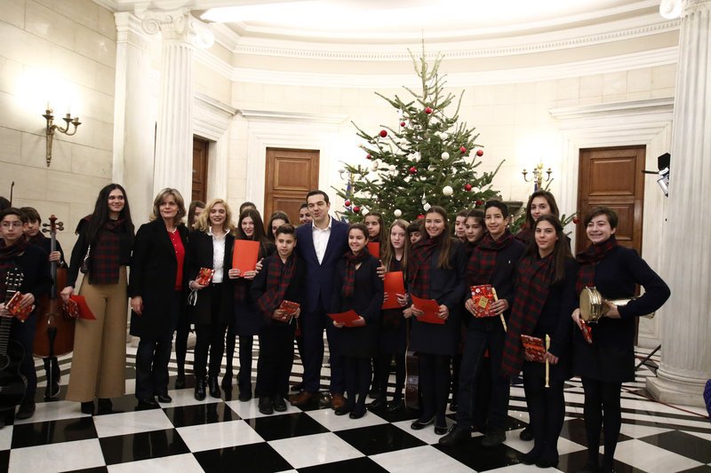 Ο Τσίπρας ανάμεσα σε μαθητές -Του έψαλαν τα κάλαντα στο Μαξίμου! [εικόνες] | iefimerida.gr 2