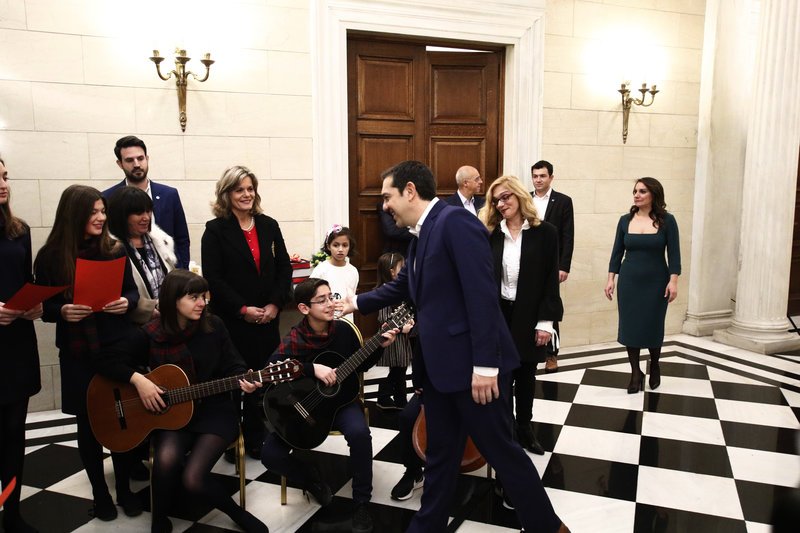 Ο Τσίπρας ανάμεσα σε μαθητές -Του έψαλαν τα κάλαντα στο Μαξίμου! [εικόνες] | iefimerida.gr 4