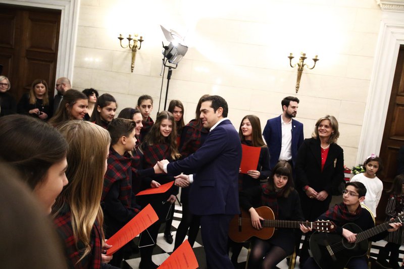 Ο Τσίπρας ανάμεσα σε μαθητές -Του έψαλαν τα κάλαντα στο Μαξίμου! [εικόνες] | iefimerida.gr 6