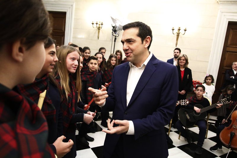 Ο Τσίπρας ανάμεσα σε μαθητές -Του έψαλαν τα κάλαντα στο Μαξίμου! [εικόνες] | iefimerida.gr 7