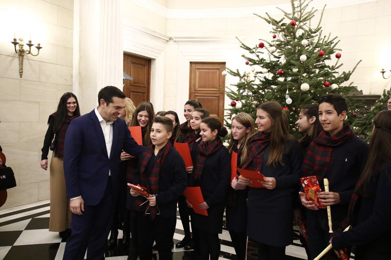 Ο Τσίπρας ανάμεσα σε μαθητές -Του έψαλαν τα κάλαντα στο Μαξίμου! [εικόνες] | iefimerida.gr 9