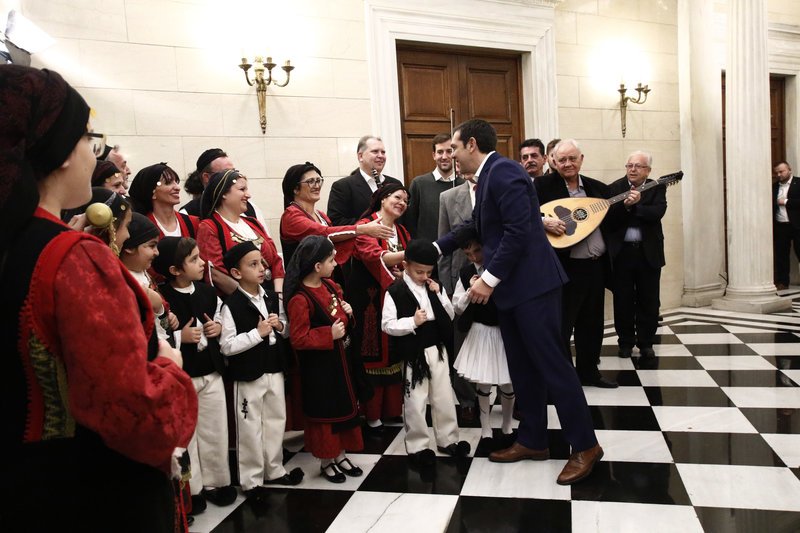 Ο Τσίπρας ανάμεσα σε μαθητές -Του έψαλαν τα κάλαντα στο Μαξίμου! [εικόνες] | iefimerida.gr 10