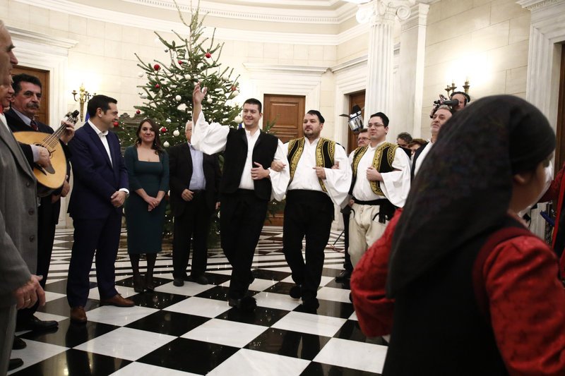 Ο Τσίπρας ανάμεσα σε μαθητές -Του έψαλαν τα κάλαντα στο Μαξίμου! [εικόνες] | iefimerida.gr 12