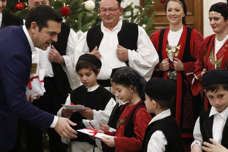 Ο Τσίπρας ανάμεσα σε μαθητές -Του έψαλαν τα κάλαντα στο Μαξίμου! [εικόνες] | iefimerida.gr 13