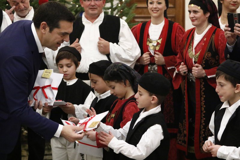 Ο Τσίπρας ανάμεσα σε μαθητές -Του έψαλαν τα κάλαντα στο Μαξίμου! [εικόνες] | iefimerida.gr 14