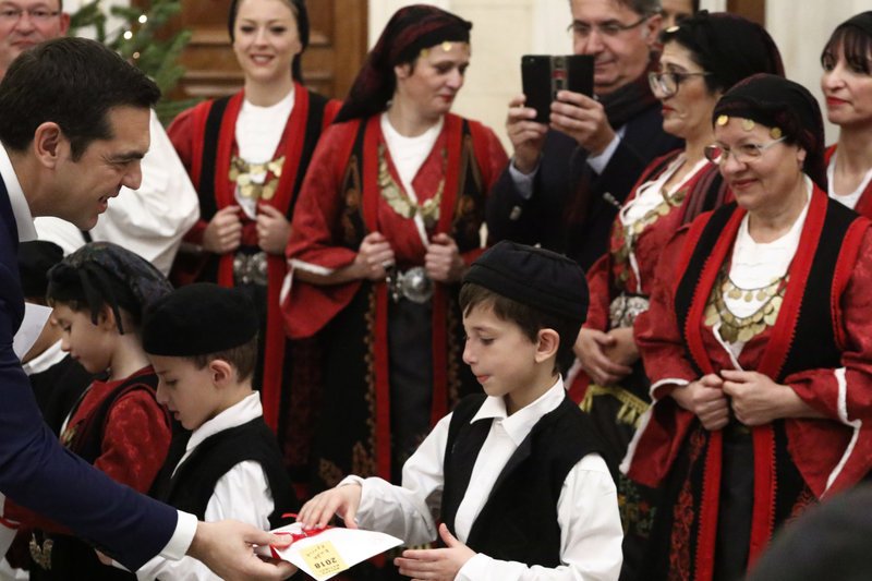 Ο Τσίπρας ανάμεσα σε μαθητές -Του έψαλαν τα κάλαντα στο Μαξίμου! [εικόνες] | iefimerida.gr 15