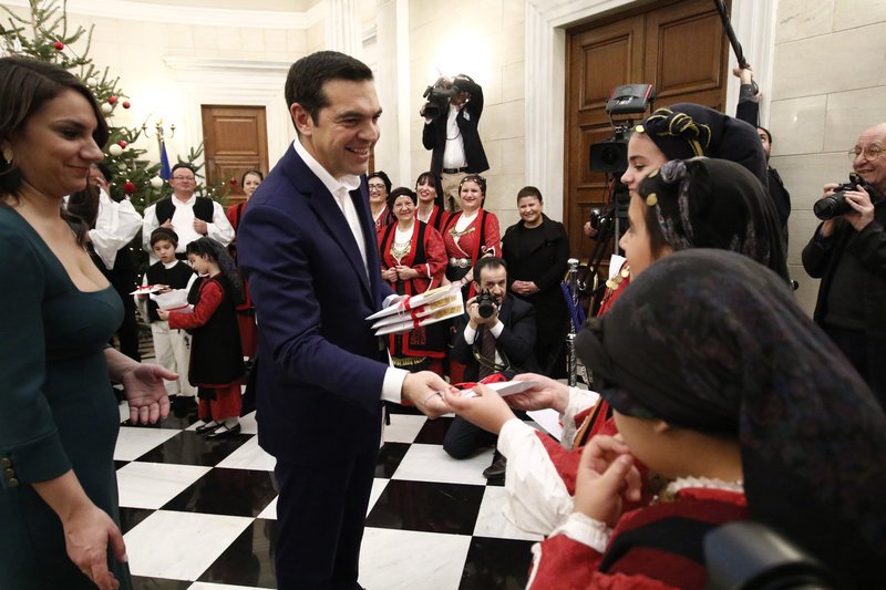 Ο Τσίπρας ανάμεσα σε μαθητές -Του έψαλαν τα κάλαντα στο Μαξίμου! [εικόνες] | iefimerida.gr 16
