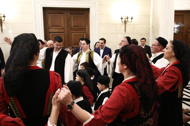 Ο Τσίπρας ανάμεσα σε μαθητές -Του έψαλαν τα κάλαντα στο Μαξίμου! [εικόνες] | iefimerida.gr 17