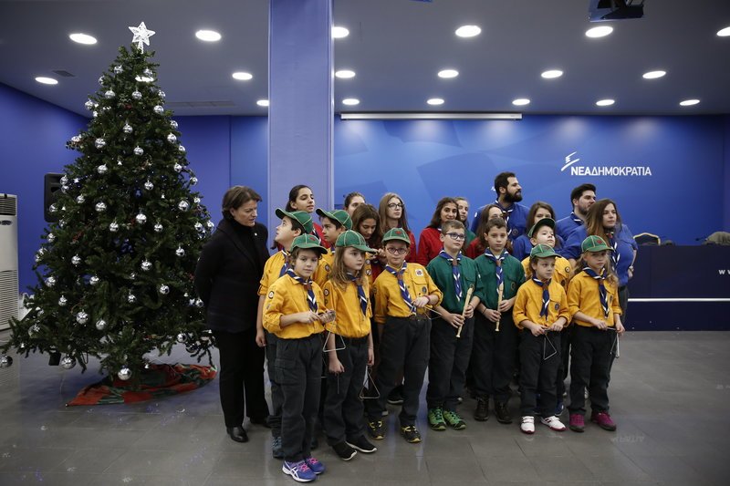 Μαντινάδες και κάλαντα στην Πειραιώς -Βρακοφόροι και πρόσκοποι «τα είπαν» στον Κυριάκο Μητσοτάκη [εικόνες] | iefimerida.gr 0