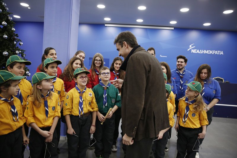 Μαντινάδες και κάλαντα στην Πειραιώς -Βρακοφόροι και πρόσκοποι «τα είπαν» στον Κυριάκο Μητσοτάκη [εικόνες] | iefimerida.gr 1