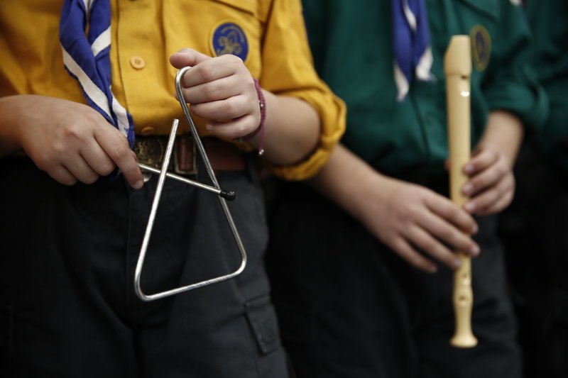 Μαντινάδες και κάλαντα στην Πειραιώς -Βρακοφόροι και πρόσκοποι «τα είπαν» στον Κυριάκο Μητσοτάκη [εικόνες] | iefimerida.gr 2