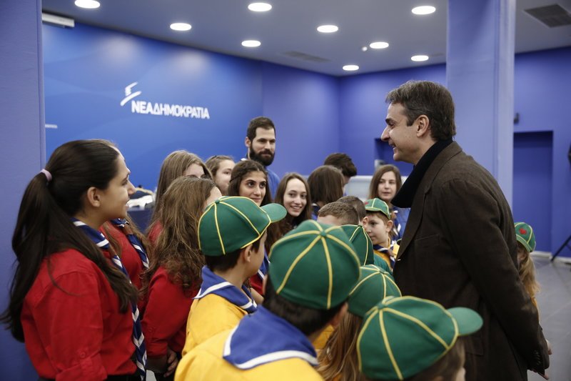 Μαντινάδες και κάλαντα στην Πειραιώς -Βρακοφόροι και πρόσκοποι «τα είπαν» στον Κυριάκο Μητσοτάκη [εικόνες] | iefimerida.gr 3