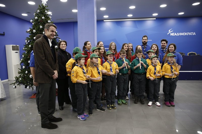 Μαντινάδες και κάλαντα στην Πειραιώς -Βρακοφόροι και πρόσκοποι «τα είπαν» στον Κυριάκο Μητσοτάκη [εικόνες] | iefimerida.gr 4