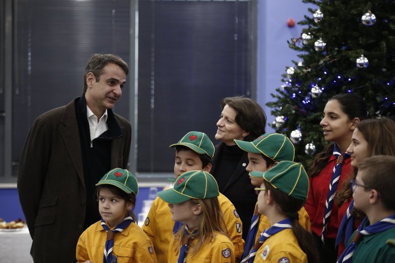 Μαντινάδες και κάλαντα στην Πειραιώς -Βρακοφόροι και πρόσκοποι «τα είπαν» στον Κυριάκο Μητσοτάκη [εικόνες] | iefimerida.gr 6