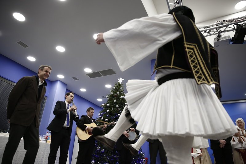 Μαντινάδες και κάλαντα στην Πειραιώς -Βρακοφόροι και πρόσκοποι «τα είπαν» στον Κυριάκο Μητσοτάκη [εικόνες] | iefimerida.gr 7