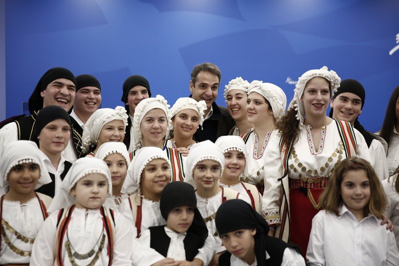 Μαντινάδες και κάλαντα στην Πειραιώς -Βρακοφόροι και πρόσκοποι «τα είπαν» στον Κυριάκο Μητσοτάκη [εικόνες] | iefimerida.gr 8