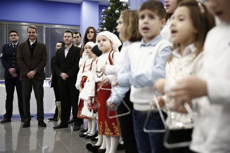 Μαντινάδες και κάλαντα στην Πειραιώς -Βρακοφόροι και πρόσκοποι «τα είπαν» στον Κυριάκο Μητσοτάκη [εικόνες] | iefimerida.gr 10