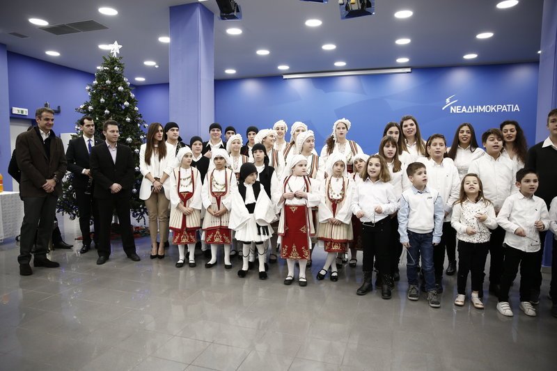 Μαντινάδες και κάλαντα στην Πειραιώς -Βρακοφόροι και πρόσκοποι «τα είπαν» στον Κυριάκο Μητσοτάκη [εικόνες] | iefimerida.gr 11