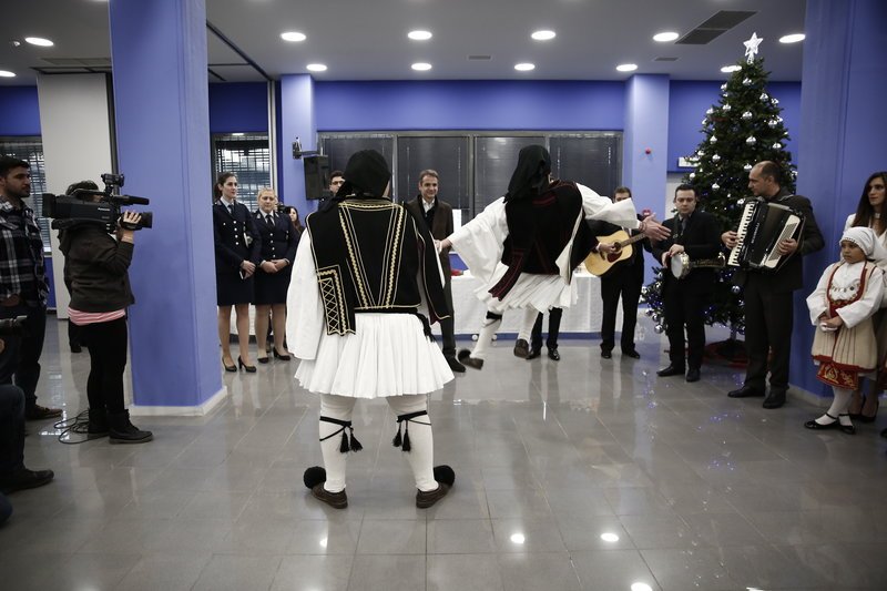 Μαντινάδες και κάλαντα στην Πειραιώς -Βρακοφόροι και πρόσκοποι «τα είπαν» στον Κυριάκο Μητσοτάκη [εικόνες] | iefimerida.gr 13