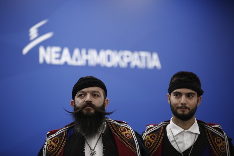 Μαντινάδες και κάλαντα στην Πειραιώς -Βρακοφόροι και πρόσκοποι «τα είπαν» στον Κυριάκο Μητσοτάκη [εικόνες] | iefimerida.gr 15