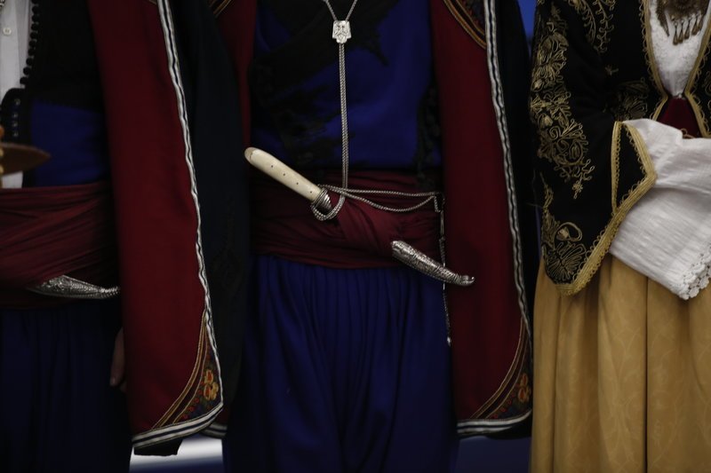 Μαντινάδες και κάλαντα στην Πειραιώς -Βρακοφόροι και πρόσκοποι «τα είπαν» στον Κυριάκο Μητσοτάκη [εικόνες] | iefimerida.gr 16