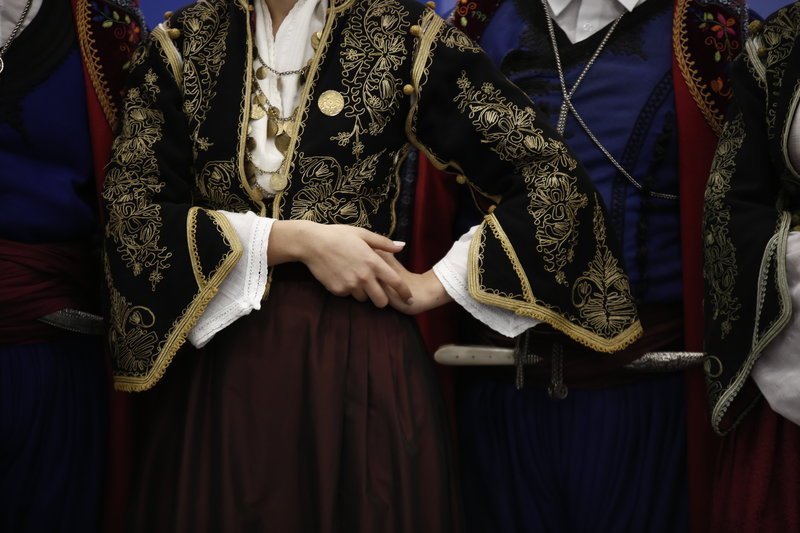 Μαντινάδες και κάλαντα στην Πειραιώς -Βρακοφόροι και πρόσκοποι «τα είπαν» στον Κυριάκο Μητσοτάκη [εικόνες] | iefimerida.gr 17