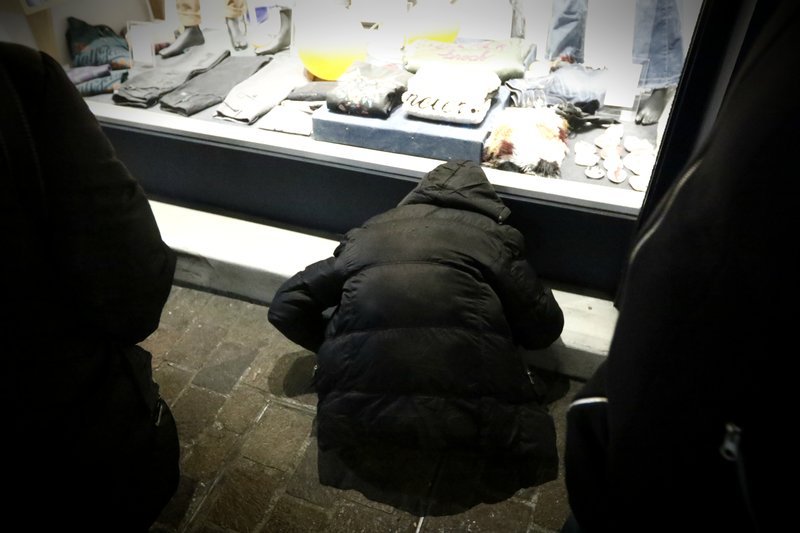 Οι δύο όψεις της γιορτινής Αθήνας -Φώτα, στολισμοί και άστεγοι [εικόνες] | iefimerida.gr 9