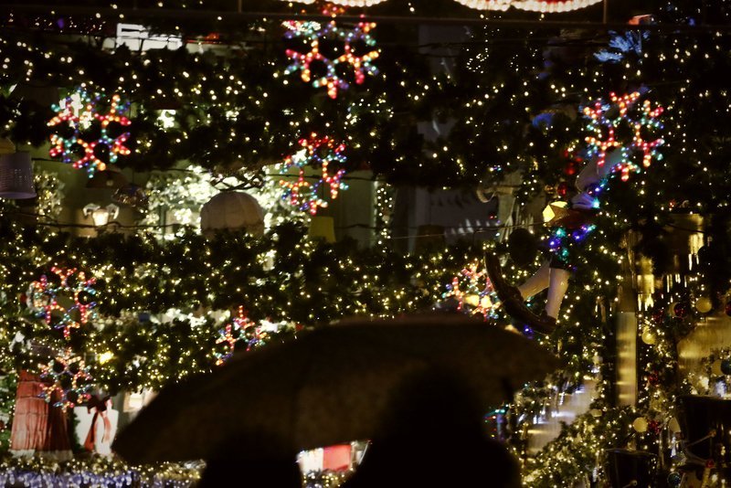 Οι δύο όψεις της γιορτινής Αθήνας -Φώτα, στολισμοί και άστεγοι [εικόνες] | iefimerida.gr 0