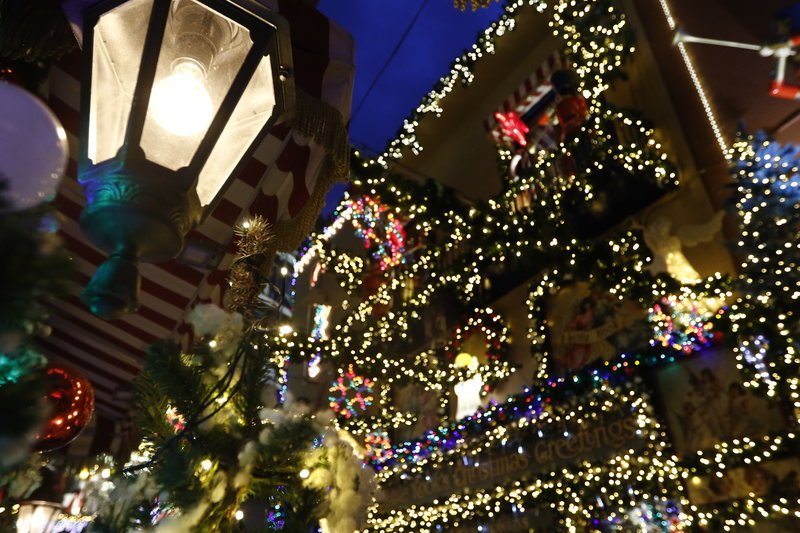 Οι δύο όψεις της γιορτινής Αθήνας -Φώτα, στολισμοί και άστεγοι [εικόνες] | iefimerida.gr 5