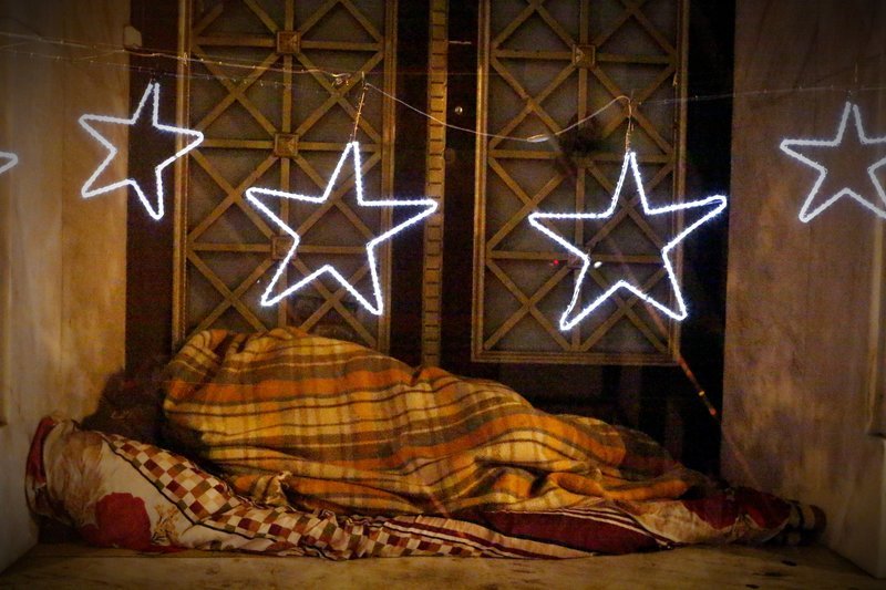 Οι δύο όψεις της γιορτινής Αθήνας -Φώτα, στολισμοί και άστεγοι [εικόνες] | iefimerida.gr 4