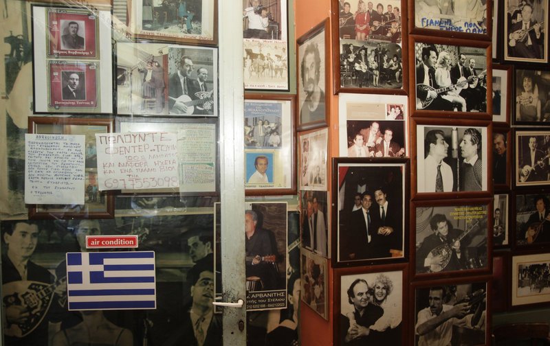 Σε αυτό το στέκι του κλαρίνου στην Ομόνοια ο χρόνος φαίνεται να έχει σταματήσει [εικόνες] | iefimerida.gr 4