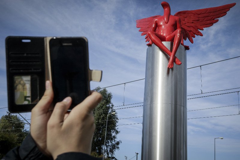 Κωστής Γεωργίου, ο δημιουργός του κόκκινου αγγέλου για τον βανδαλισμό: «Στεναχωριέμαι, γινόμαστε ζούγκλα» | iefimerida.gr 1