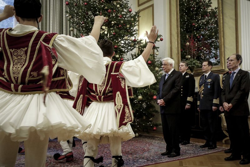 Βρακοφόροι και παιδιά έψαλαν τα κάλαντα στο Προεδρικό Μέγαρο | iefimerida.gr 1