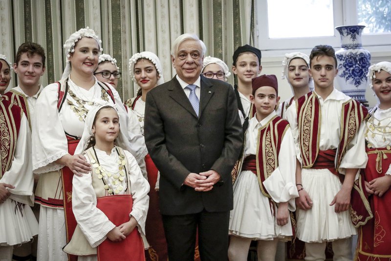 Βρακοφόροι και παιδιά έψαλαν τα κάλαντα στο Προεδρικό Μέγαρο | iefimerida.gr 0