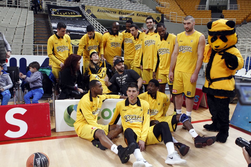 Συγκίνηση στο ΟΑΚΑ –Ο κόσμος της ΑΕΚ χειροκρότησε την άτυχη Μυρτώ [εικόνες] | iefimerida.gr 0