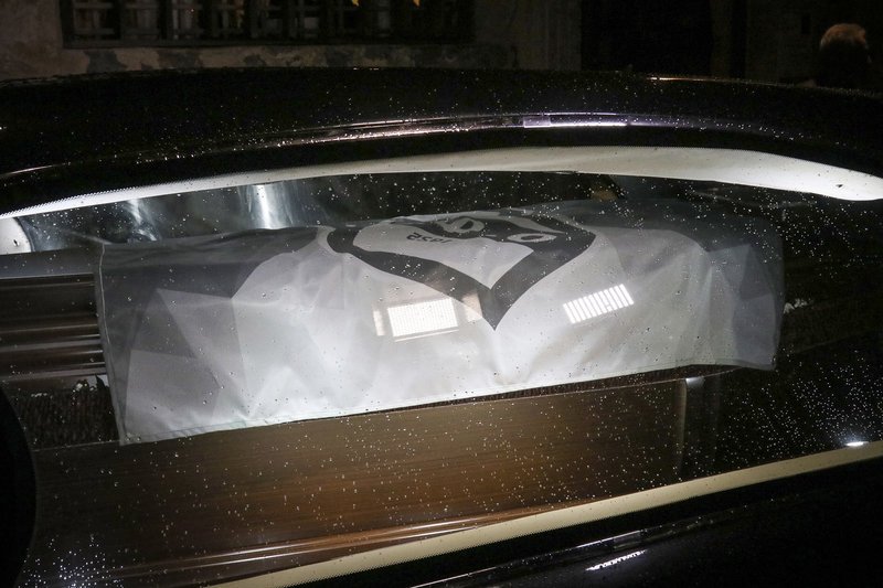 H Κρήτη αποχαιρετά τον Ευγένιο Γκέραρντ -Σε λαϊκό προσκύνημα η σορός του [εικόνες] | iefimerida.gr 9