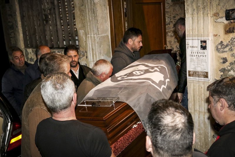 H Κρήτη αποχαιρετά τον Ευγένιο Γκέραρντ -Σε λαϊκό προσκύνημα η σορός του [εικόνες] | iefimerida.gr 7