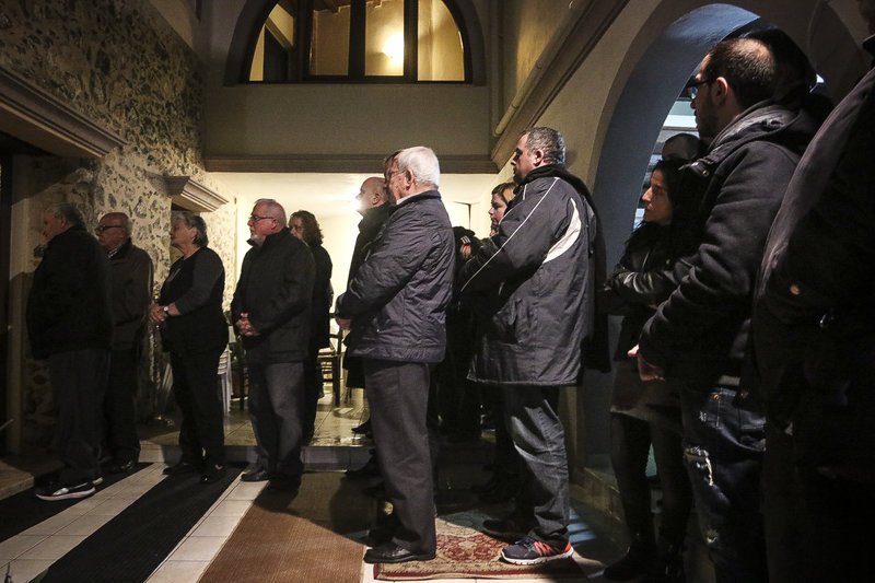 H Κρήτη αποχαιρετά τον Ευγένιο Γκέραρντ -Σε λαϊκό προσκύνημα η σορός του [εικόνες] | iefimerida.gr 5