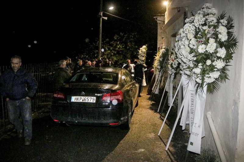 H Κρήτη αποχαιρετά τον Ευγένιο Γκέραρντ -Σε λαϊκό προσκύνημα η σορός του [εικόνες] | iefimerida.gr 2