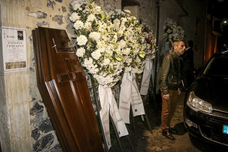 H Κρήτη αποχαιρετά τον Ευγένιο Γκέραρντ -Σε λαϊκό προσκύνημα η σορός του [εικόνες] | iefimerida.gr 1