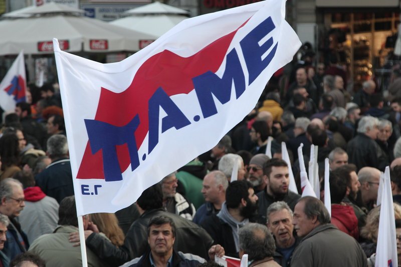 «Ντου» του ΠΑΜΕ με λοστάρια στο υπουργείο Εργασίας [εικόνες] | iefimerida.gr 3