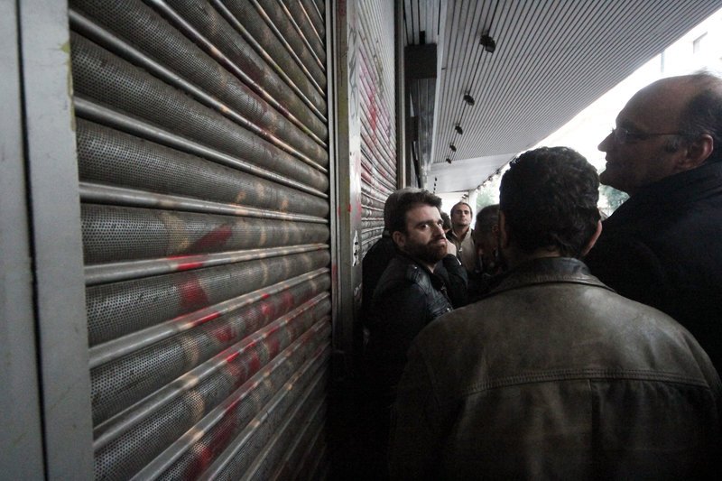 «Ντου» του ΠΑΜΕ με λοστάρια στο υπουργείο Εργασίας [εικόνες] | iefimerida.gr 0