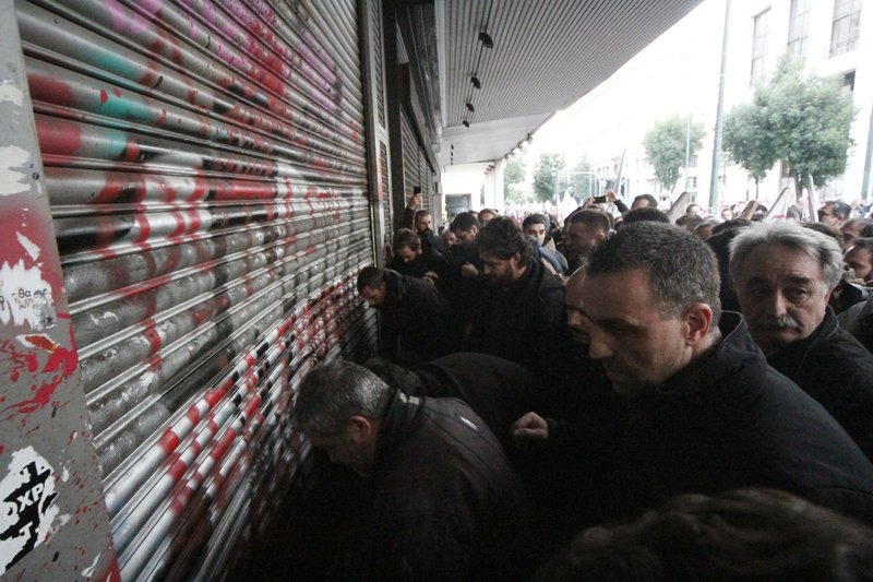 «Ντου» του ΠΑΜΕ με λοστάρια στο υπουργείο Εργασίας [εικόνες] | iefimerida.gr 1