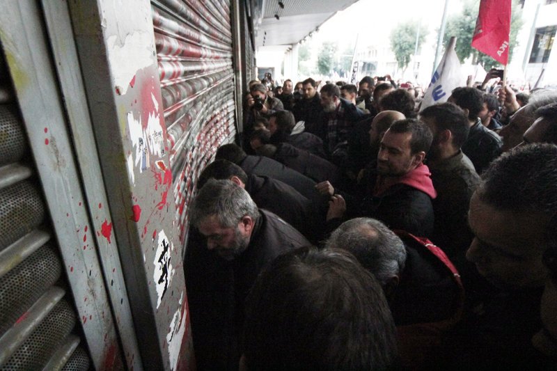 «Ντου» του ΠΑΜΕ με λοστάρια στο υπουργείο Εργασίας [εικόνες] | iefimerida.gr 2