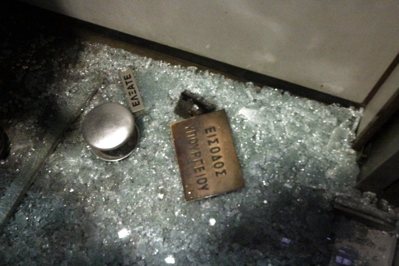 «Ντου» του ΠΑΜΕ με λοστάρια στο υπουργείο Εργασίας [εικόνες] | iefimerida.gr 12